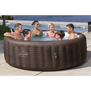Bestway Bali AirJet idromassaggio per 7 persone in rattan, con persone in acqua.