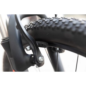 Primo piano di un freno e pneumatico nero per bicicletta. Ricambi per biciclette.