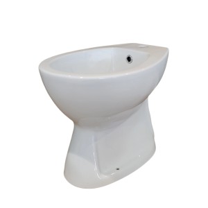 Bidet a terra in ceramica bianca per il bagno.