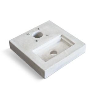 Fontana quadrata t.b.t. in cemento con vasca e fori.