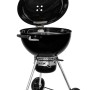 Griglia a carbone Weber Master-Touch Premium E-5770 nera con coperchio aperto.