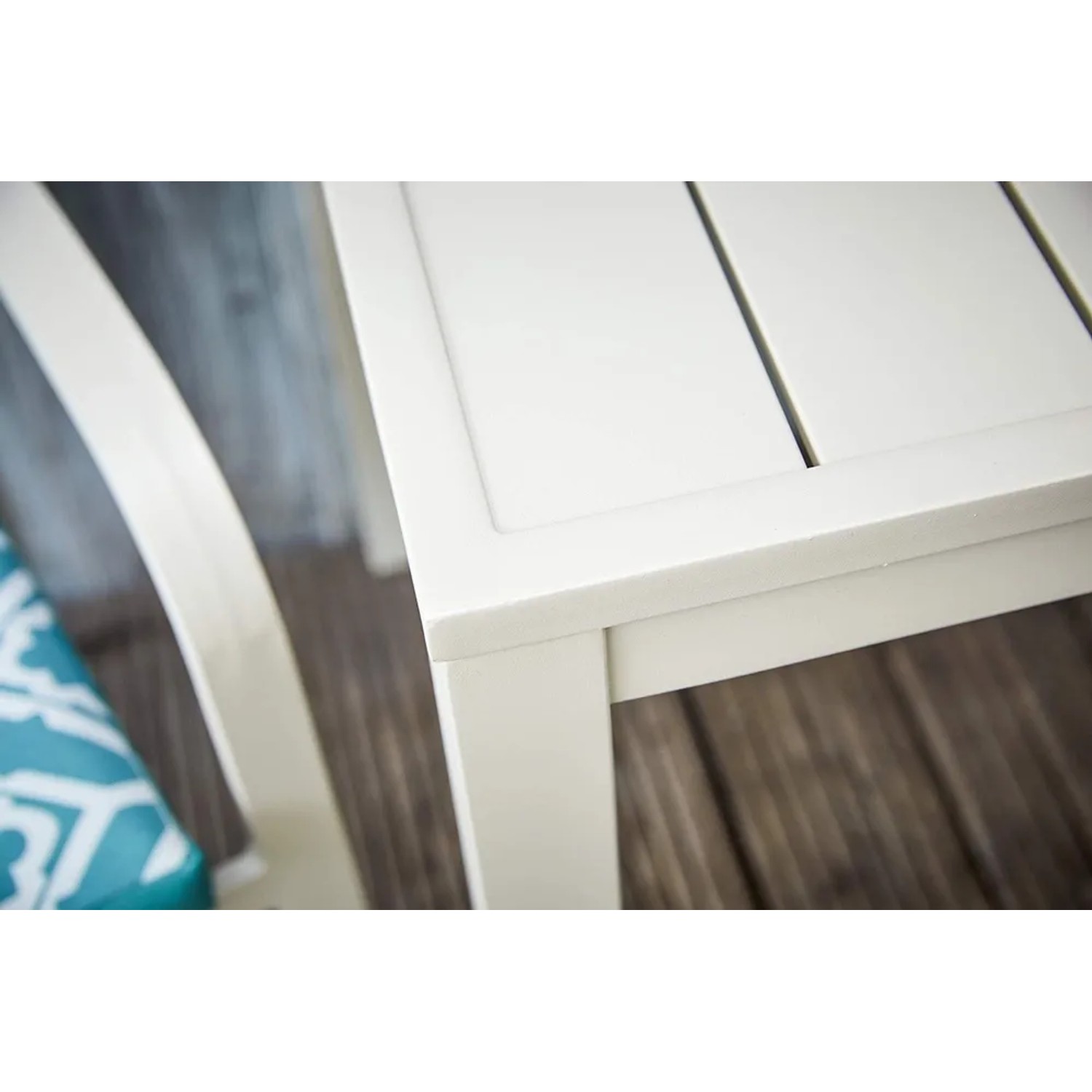 Dettaglio: Sedia impilabile Prata color ecru con cuscino, mobile da balcone.