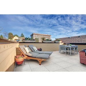 Terrazza con pavimentazione t.b.t., lettini e area salotto esterna.