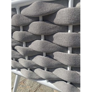 Dettaglio dell'intreccio grigio di un set di mobili da giardino.