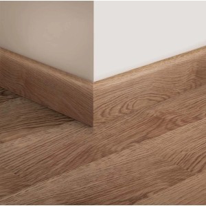 Battiscopa color legno (Battiscopa) su parete e pavimento.