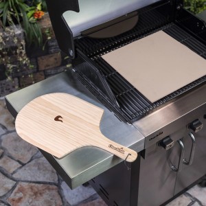 Set Char-Broil con pietra refrattaria e pala in legno su grill. Utensile per pizza.