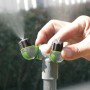Irrigazione da giardino t.b.t. con due testine a spruzzo in azione.