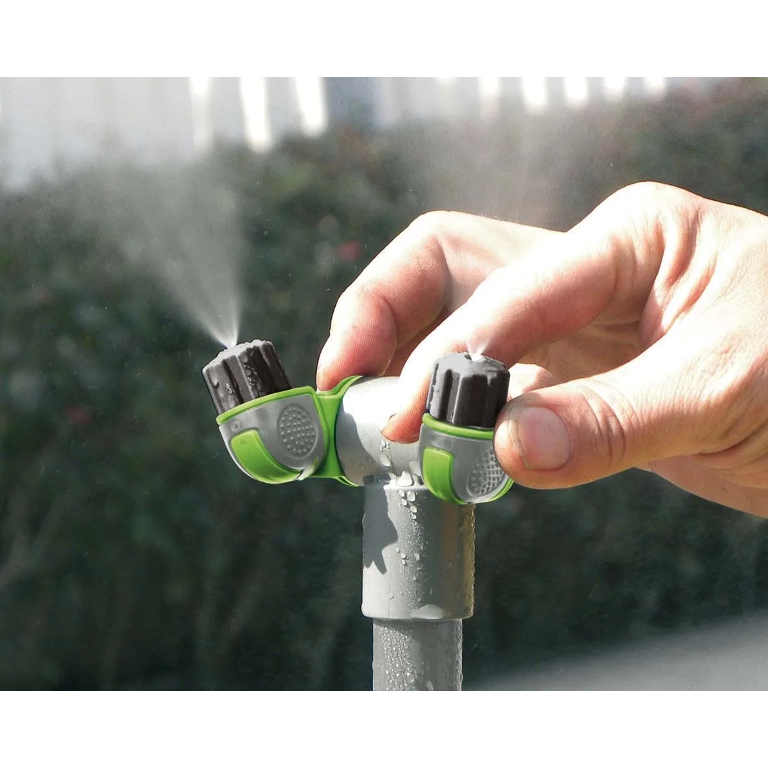 Irrigazione da giardino t.b.t. con due testine a spruzzo in azione.