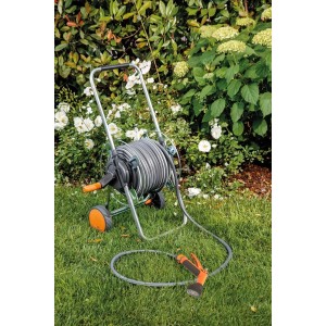 t.b.t. Carrelli-avvolgitubo con tubo e pistola a spruzzo su prato.