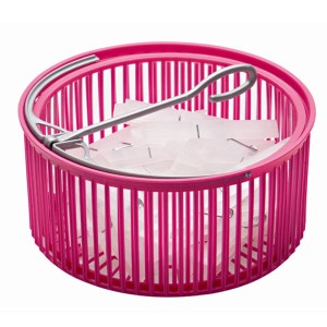 Cesto rosa per mollette con manico in metallo e mollette bianche.