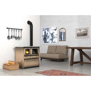 Stufa a legna t.b.t. beige con cesto di legna e utensili da cucina a parete.