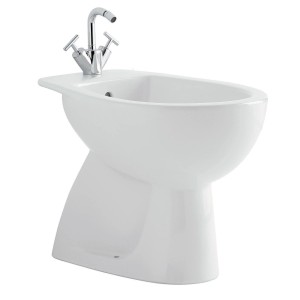 Bidet t.b.t. bianco con rubinetto cromato, vista frontale.