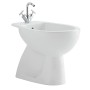 Bidet t.b.t. bianco con rubinetto cromato, vista frontale.