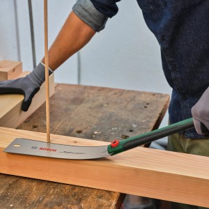 Sega giapponese Ryoba Bosch taglia legno. Sega a tirare con manico verde.