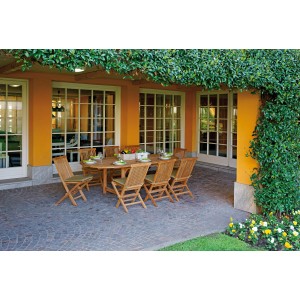 Set tavolo da giardino con tavolo ovale in legno e otto sedie su un patio.