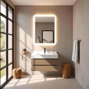Bagno con specchio da parete t.b.t. illuminato sopra mobile lavabo.