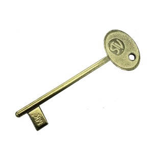 Chiave color oro per cilindri, primo piano.