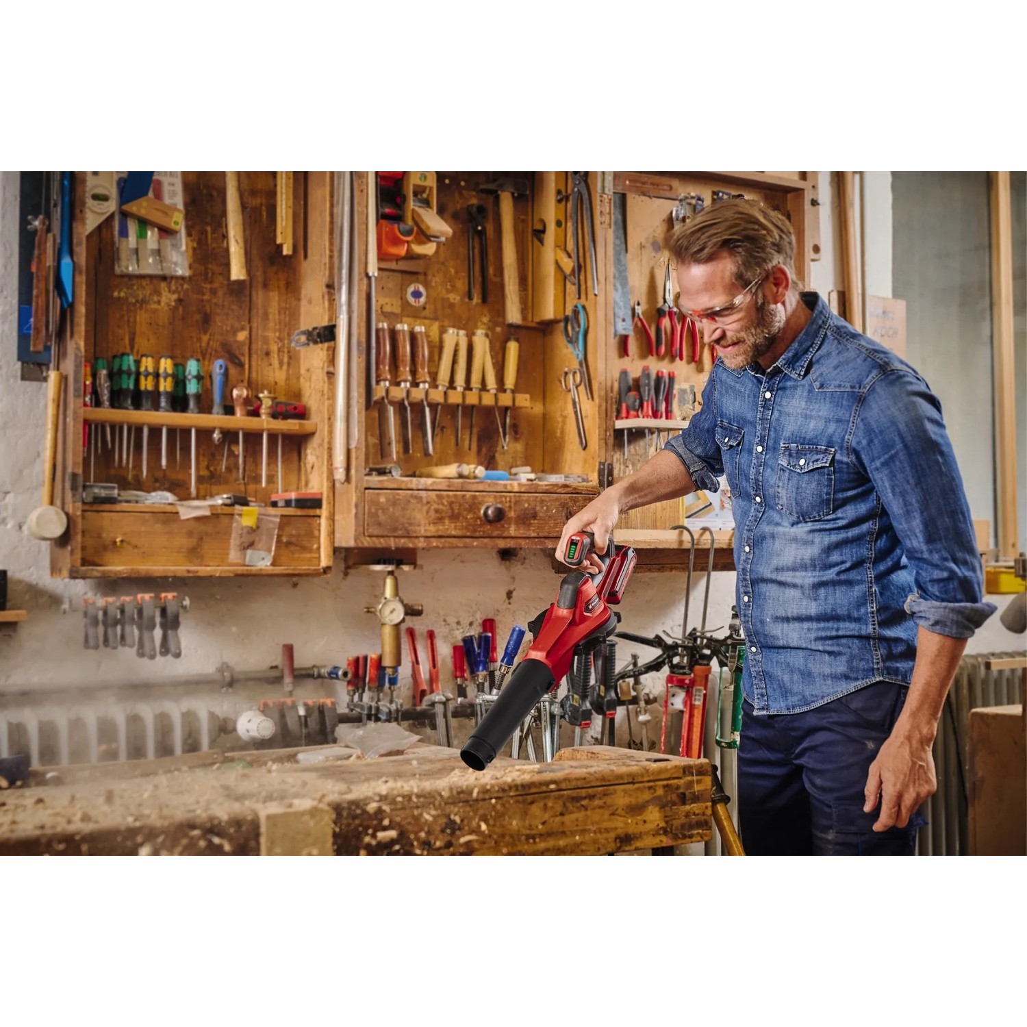 Soffiatore a batteria Einhell GE-UB 18/250 Li E-Solo in uso in officina.