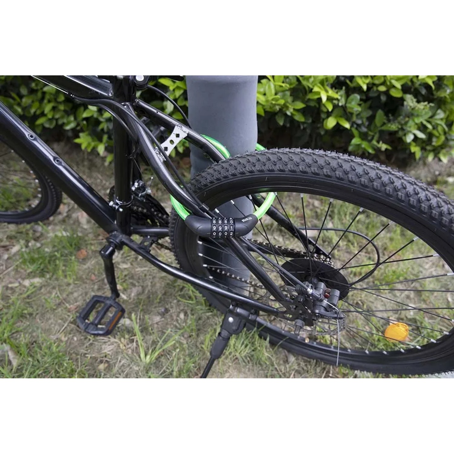 Bicicletta assicurata a un lampione con lucchetto a combinazione t.b.t. verde.