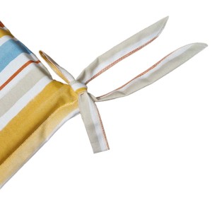 Dettaglio di un cuscino da esterno a righe con lacci.
