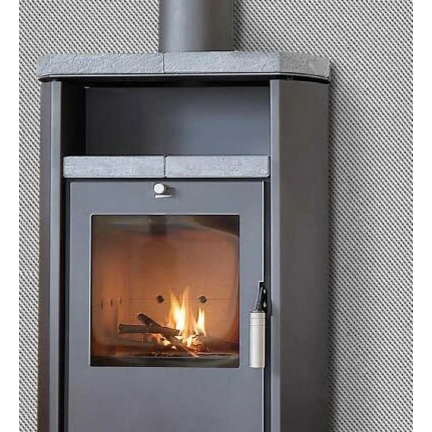 Stufa a legna con rivestimento grigio e piano in pietra per riscaldamento interno.