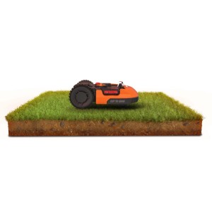 Robot tagliaerba Worx Landroid M700 su prato, arancione, con funzione CutToEdge.