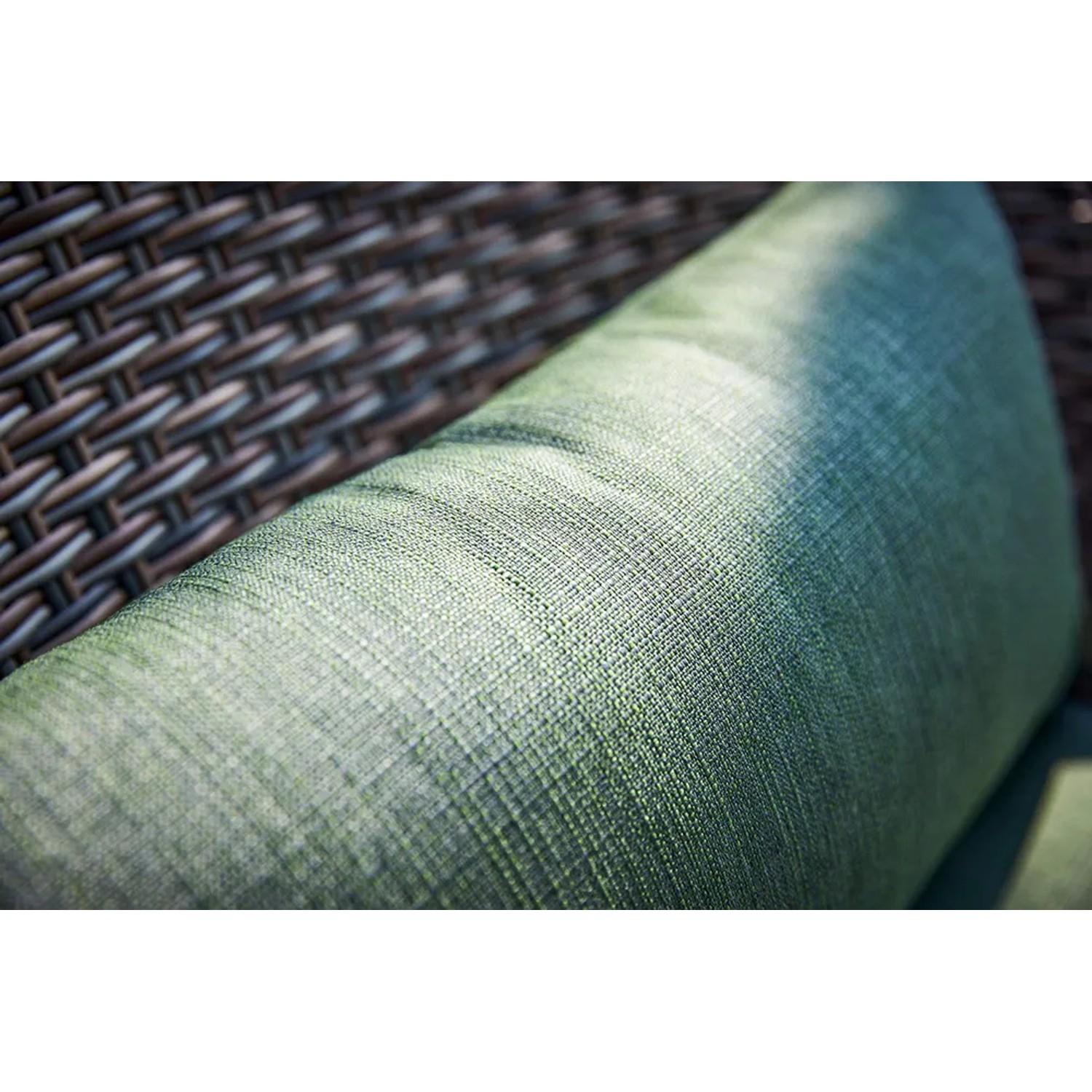 Dettaglio: Cuscino verde del set di mobili da balcone Aliceville in polyrattan.