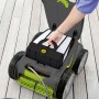 Robot pulitore per piscina Zodiac GV 5220 grigio con cestello filtro aperto rimosso da una mano.