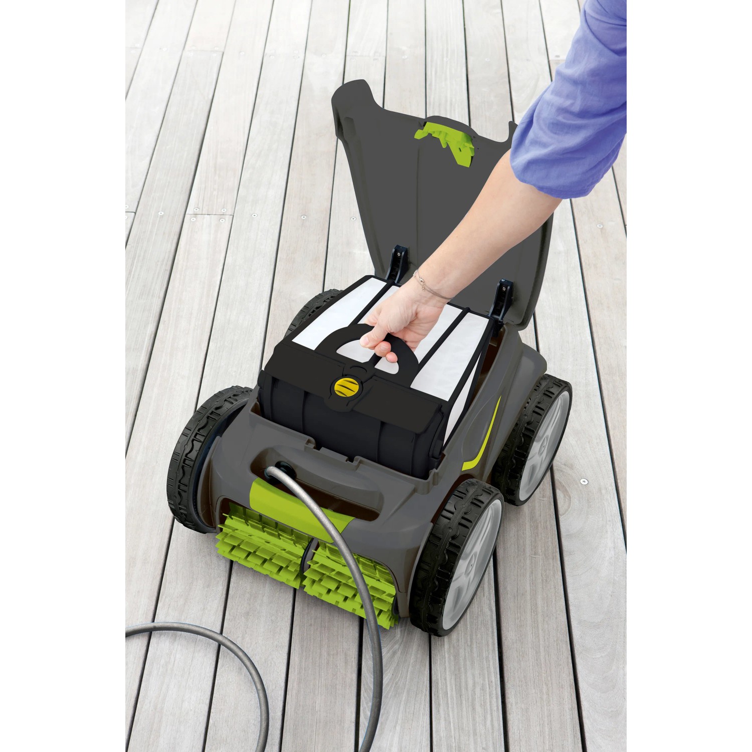 Robot pulitore per piscina Zodiac GV 5220 grigio con cestello filtro aperto rimosso da una mano.