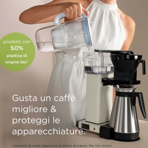 Caraffa filtro acqua riempita in macchina da caffè. Filtro per acqua pulita.