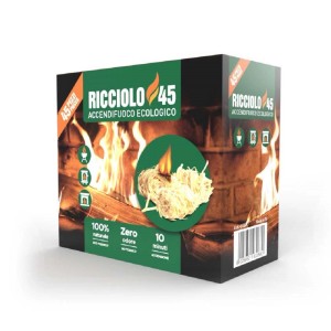 Confezione Riccciolo 45 accendifuoco ecologico, legna da ardere sullo sfondo.