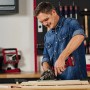 Einhell Power X-Change TE-CS 18/89 Li Solo mini sega circolare a batteria mentre taglia il legno.