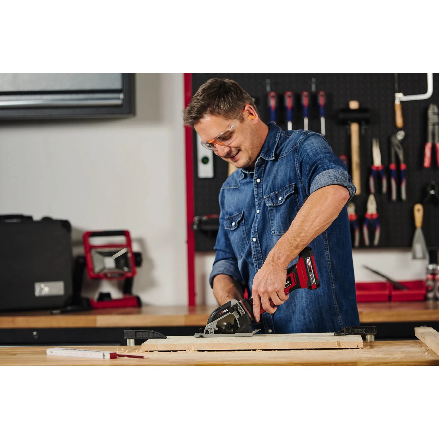 Einhell Power X-Change TE-CS 18/89 Li Solo mini sega circolare a batteria mentre taglia il legno.