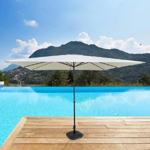Ombrellone da balcone rettangolare chiaro davanti a piscina e paesaggio montano.