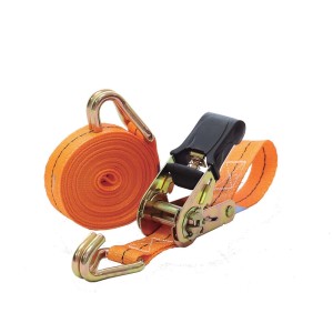 Cinghia di fissaggio arancione con cricchetto e ganci per il fissaggio del carico.