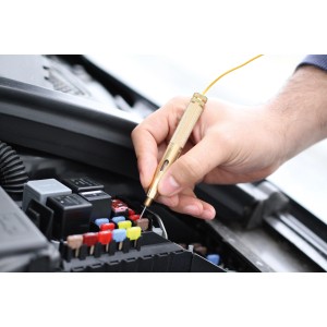 Tester luci auto LUX (6-24V) in uso per testare l'impianto elettrico del veicolo.