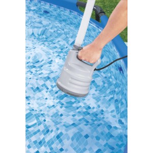 Pompa per piscina grigia t.b.t. in uso per pulire una piscina con motivo a mosaico blu.
