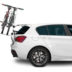 Portabici montato sul retro di un'auto bianca con due biciclette. Categoria: Portabici da tetto.