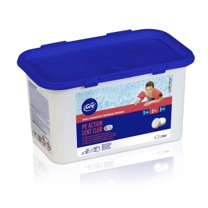 Pastiglie di cloro per il trattamento dell'acqua della piscina in un contenitore con coperchio blu.