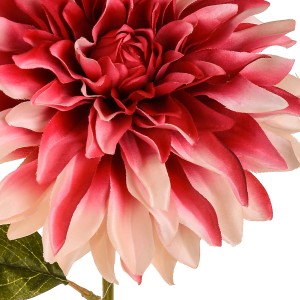 Primo piano di un fiore artificiale rosso. Pianta finta decorativa per interni.