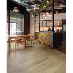 Pavimento vinilico effetto legno in ambiente moderno.