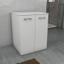 Mobile bagno bianco con due ante e maniglie argentate.