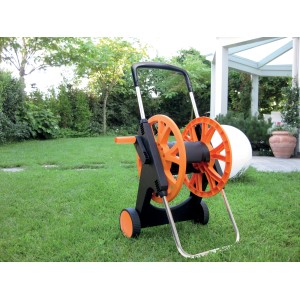 Carrello avvolgitubo arancione Carrelli-avvolgitubo con tubo su prato in giardino.