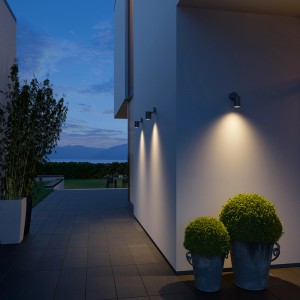 Diversi faretti Steinel LED Spot One SC antracite illuminano una parete domestica.