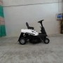 Tosaerba trattorino bianco e nero. Ideale per grandi prati.