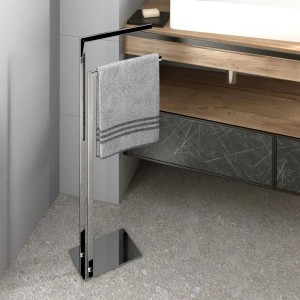 Portasciugamani freestanding cromato con asciugamano in bagno.