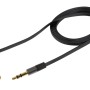 Cavo audio nero piatto con due jack da 3,5 mm per accessori interni auto.