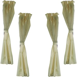 Tende beige come accessorio per gazebo.