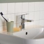 Miscelatore lavabo Ideal Standard Ceraplan cromato H75 su lavabo bianco con set di montaggio.