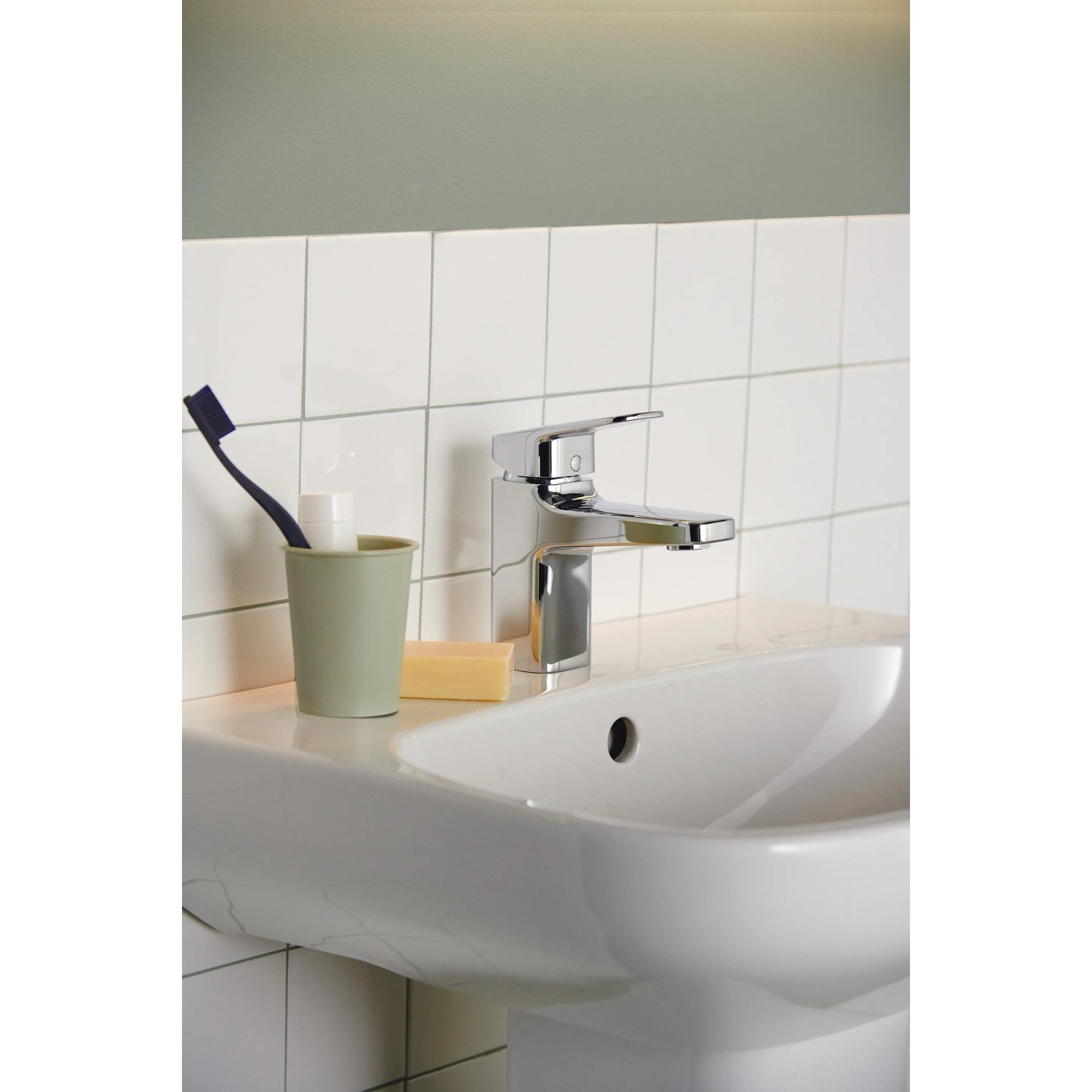 Miscelatore lavabo Ideal Standard Ceraplan cromato H75 su lavabo bianco con set di montaggio.